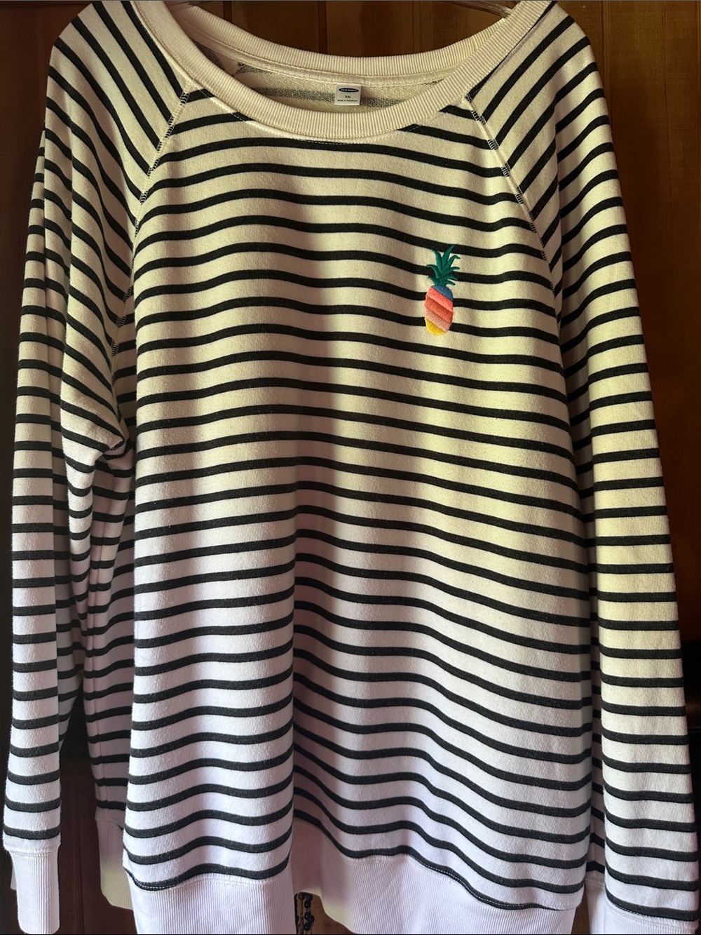 Old Navy Black & White Striped womens Sweatshirt with Pineapple Patch 8261.5cv